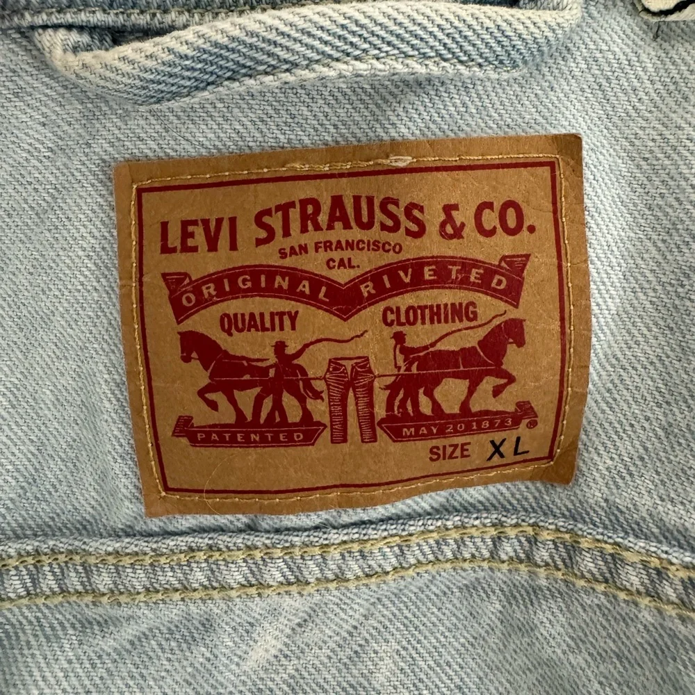LEVI’S Bleached Denim Trucker Jacket Embroidered Sleeves Y XL Fits S Small Adult